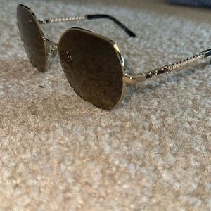 WORN 5X CHANEL SUNNIES! Gorgeous pearl and chain detail on sides.